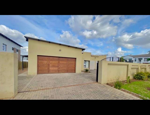 4 BEDROOM HOUSE FOR SALE IN HEUWELSIG ESTATE